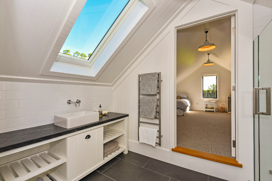 HOT 2015 Ak - BoldMoves- Pg22 K2Builders - vanities cottage1-389-668